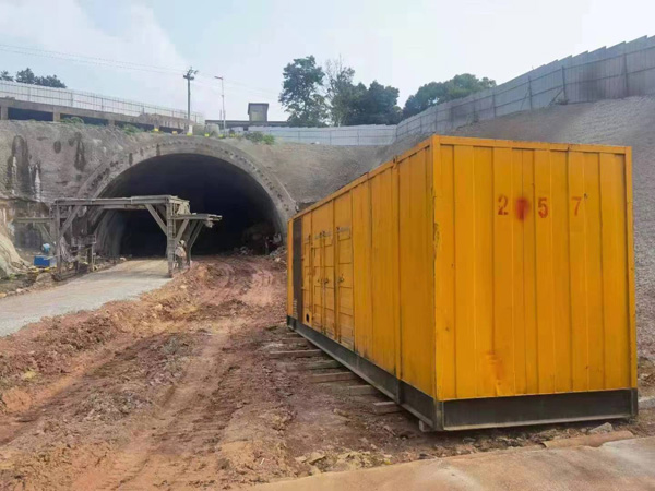 依安发电机出租自启装置的工作原理是什么？