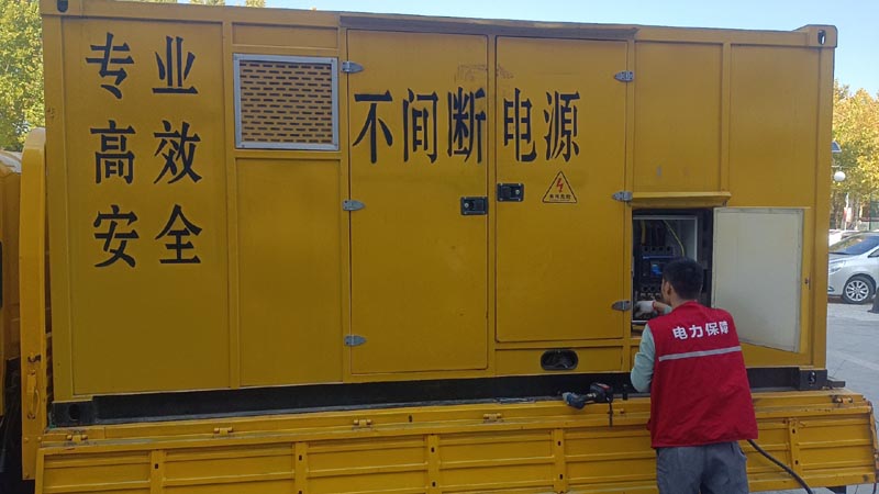 依安柴油发电机组和UPS电源配合使用时，如何避免切换过程中的电力中断？