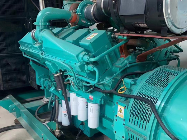 依安更换100kW柴油发电机组机油时，需要注意哪些事项？