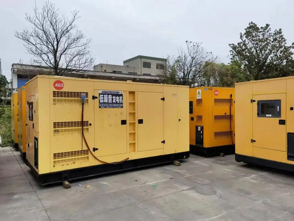 依安如何检查柴油发电机的空气滤清器是否需要更换？