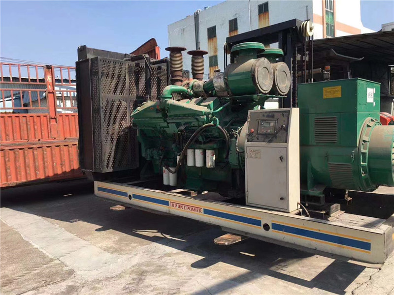 依安如何判断柴油发电机组的机油温度是否达到了合适的预热温度？